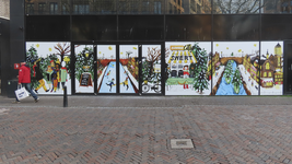 851463 Afbeelding van een schildering met winterse kersttaferelen op de dichtgezette winkelpui van het pand Vredenburg ...